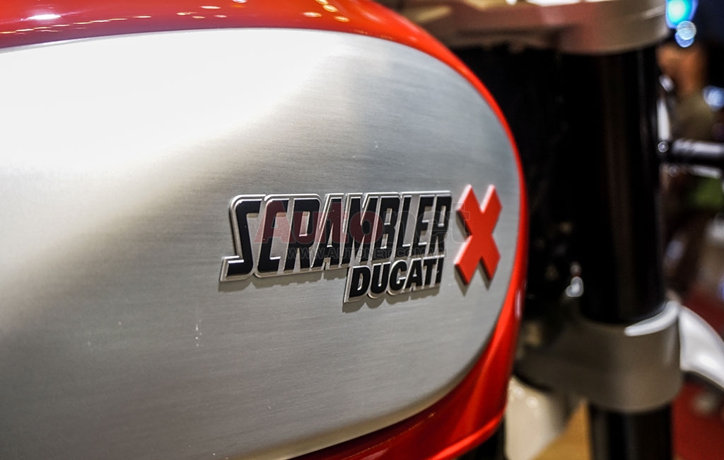 Vẫn như Scrambler hiện nay, logo được đặt bên hông bình xăng