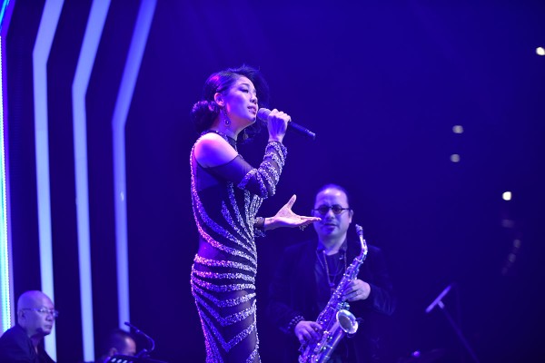Ca sĩ Thu Phương cùng nghệ sĩ saxophone tài năng Trần Mạnh Tuấn
