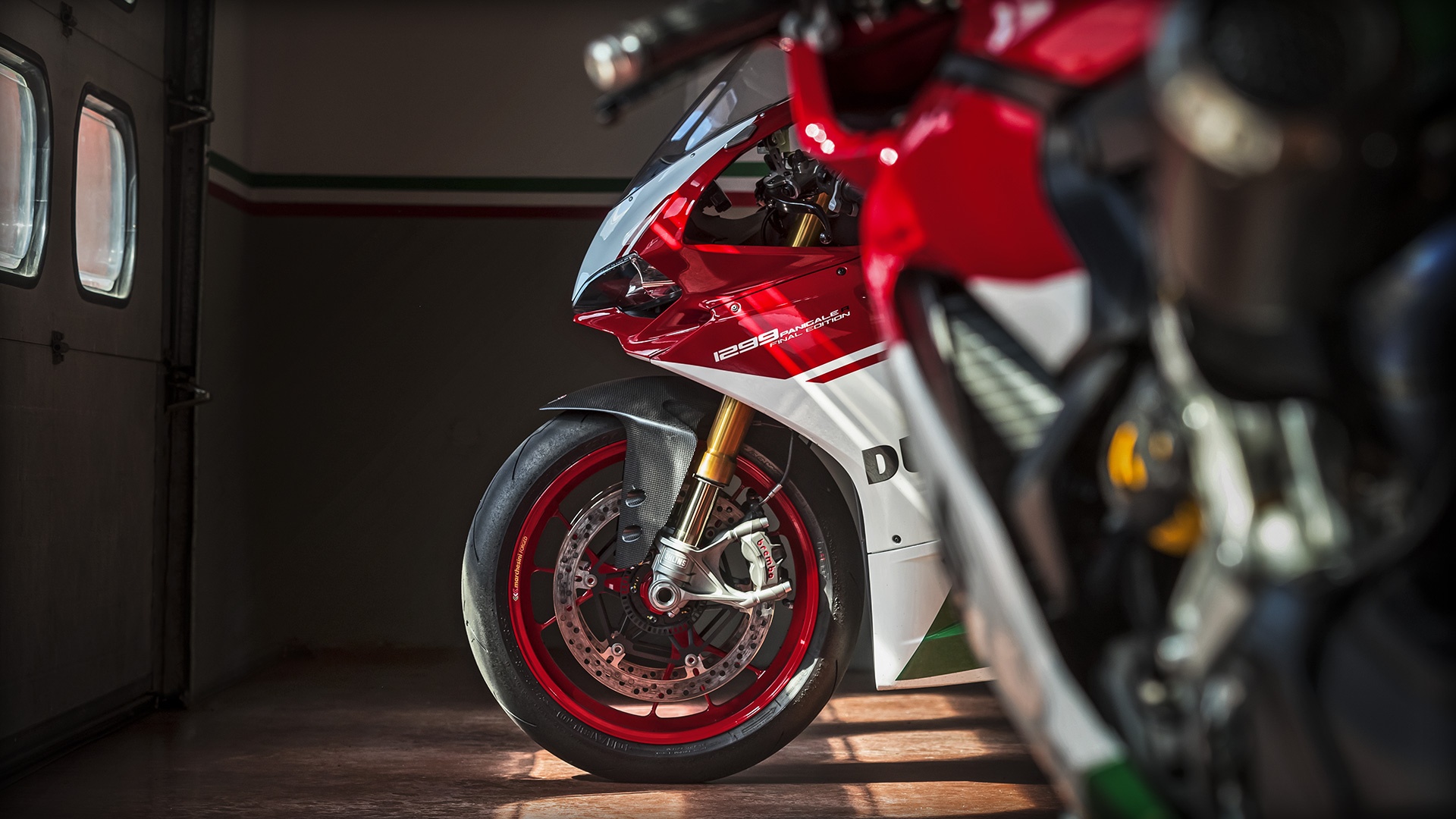 Panigale_Final-Edition_2018_Ambience_FE_01_Gallery_1920x1080.mediagallery_output_image_[1920x1080]