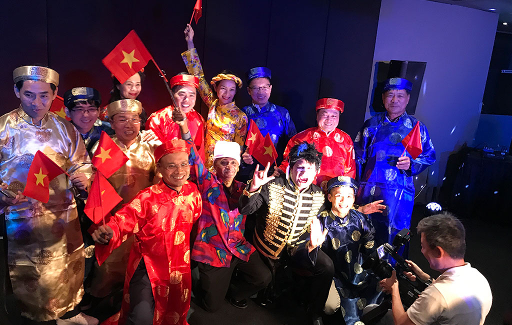 Các gôn thủ Việt Nam trong trang phục truyền thống tại đêm gala vòng chung kết châu Á MercedesTrophy 2017