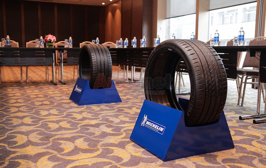 Michelin-Viet-Nam-trung-bay--2-mẫu-lốp-Pilot-Sport-4S-mà-hãng-sẽ-triển-khai-tai-thi-tr-ường-VN-trong-Quý-IV.2017