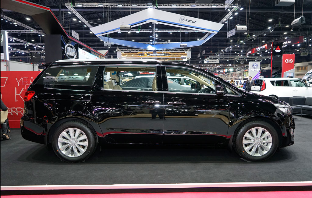 Gian hàng của Kia mang đến 2 gương mặt đối lập, một bên chủ yếu là các dòng xe minivan thương mại cho đối tượng khách hàng là gia đình như chiếc Grand Sedona 2017