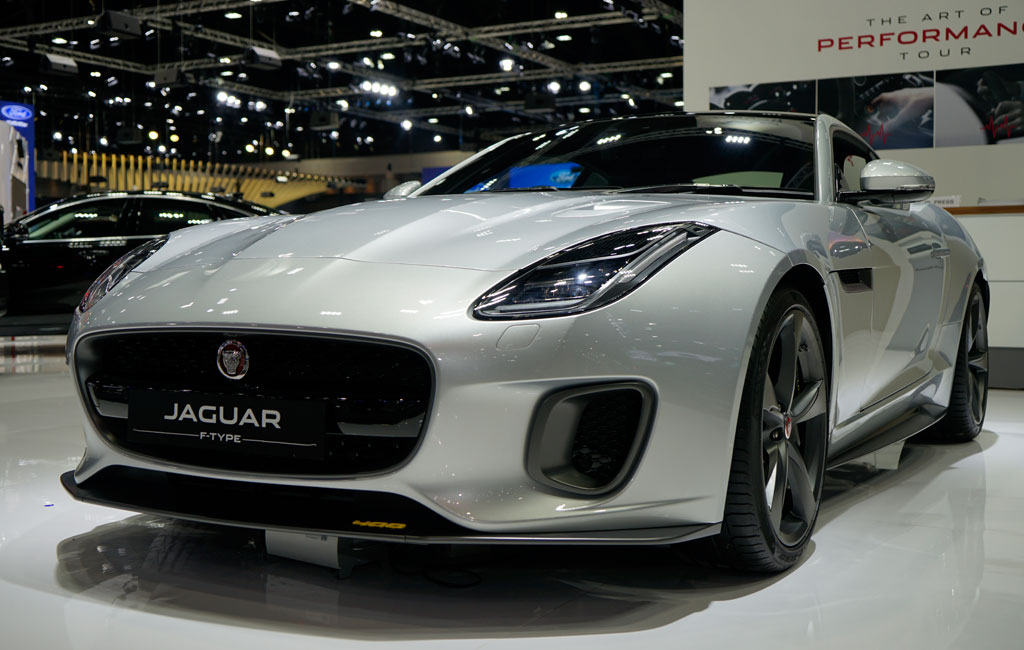 Chiếc F-Type nằm chễm chệ tại trung tâm gian trưng bày của Jaguar thu hút khá nhiều ánh mắt tò mò của khách tham quan
