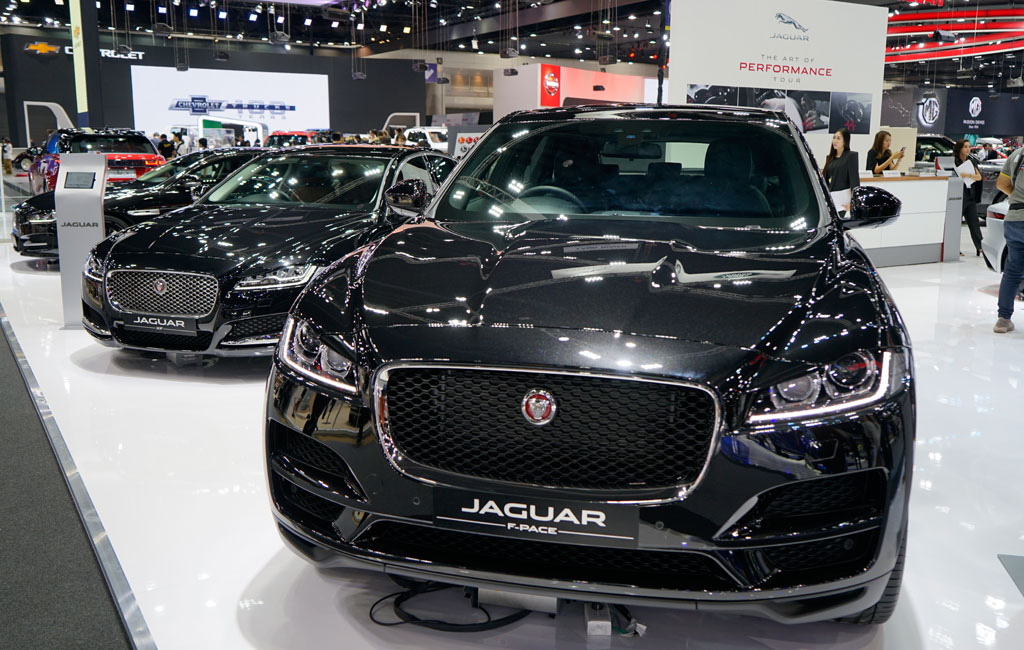 Nằm kế bên là các dòng xe đã thành danh khác của Jaguar như XF, XE hay chiếc SUV F-Pace với tông màu đen chủ đạo xuyên suốt