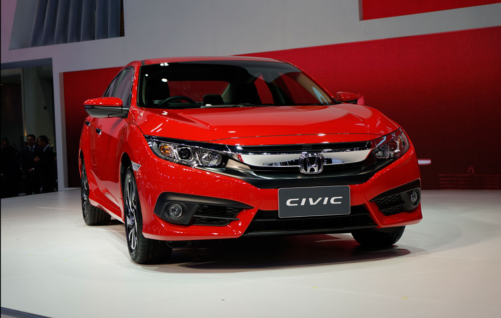 Honda Civic Rally Red sở hữu tông màu đỏ bóng khá nổi bật cùng các công nghệ tân tiến nhất do Honda sở hữu như màn cảm ứng trung tâm tích hợp Apple CarPlay, khởi động động cơ/điều hoà từ xa...