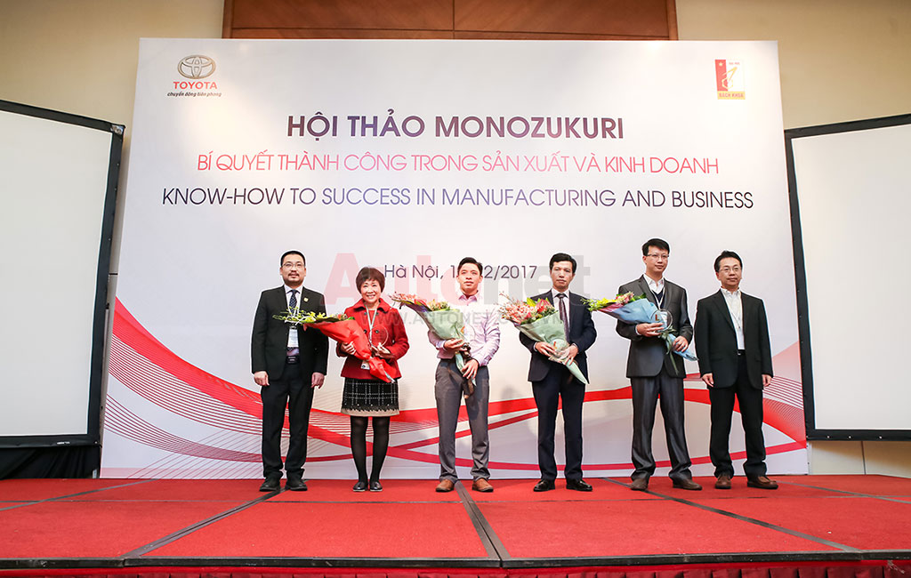 Đại diện TMV và ĐHBKHN trao tặng hoa cho 4 doanh nghiệp áp dụng thành công chương trình Monozukuri