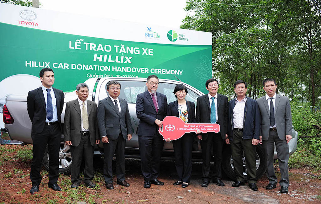 Đại diện Toyota trao tặng xe cho VietNature
