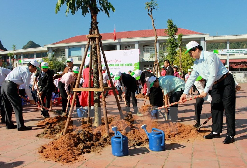 Lãnh đạo TMV cùng đại diện các bên tham gia trồng cây (Toyota chung tay xanh hóa học đường)