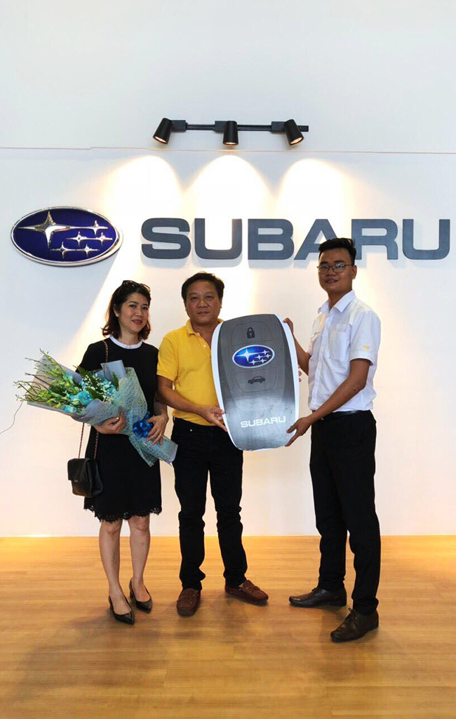 Khách-hàng-đầu-tiên-đặt-mua-xe-Subaru-tại-showroom-Đà-Nẵng
