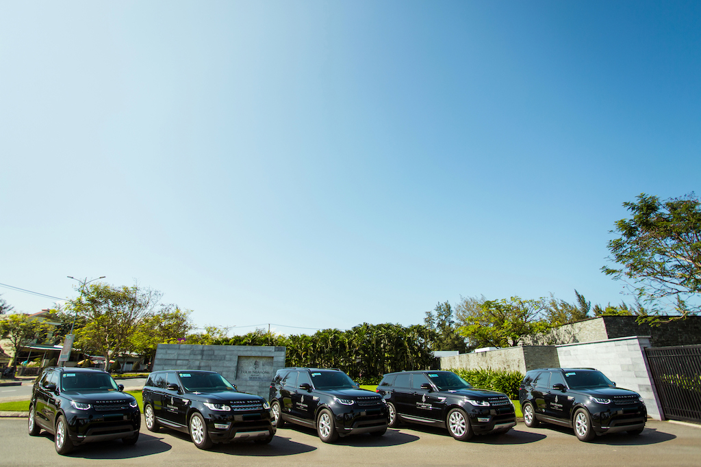 Đội xe bao gồm 03 chiếc Range Rover Sport và 02 chiếc Discovery của Land Rover được bàn giao cho khách hàng
