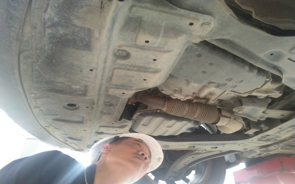 Ky thuat vien Nissan V iệt Nam kiểm tra xe X-Trail tại Nissan Long Biên ngày 03.04 (1)