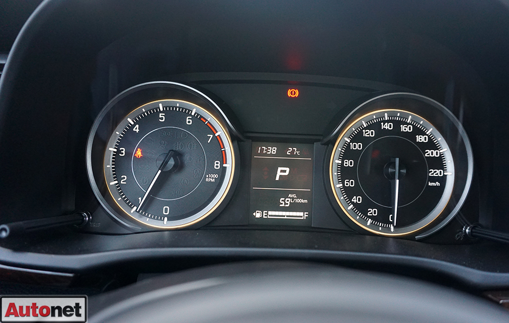 Bảng đồng hồ thiết kế giản đơn, dễ nhìn cho người lái. Hiển thị đầy đủ các thông số cần thiết của xe