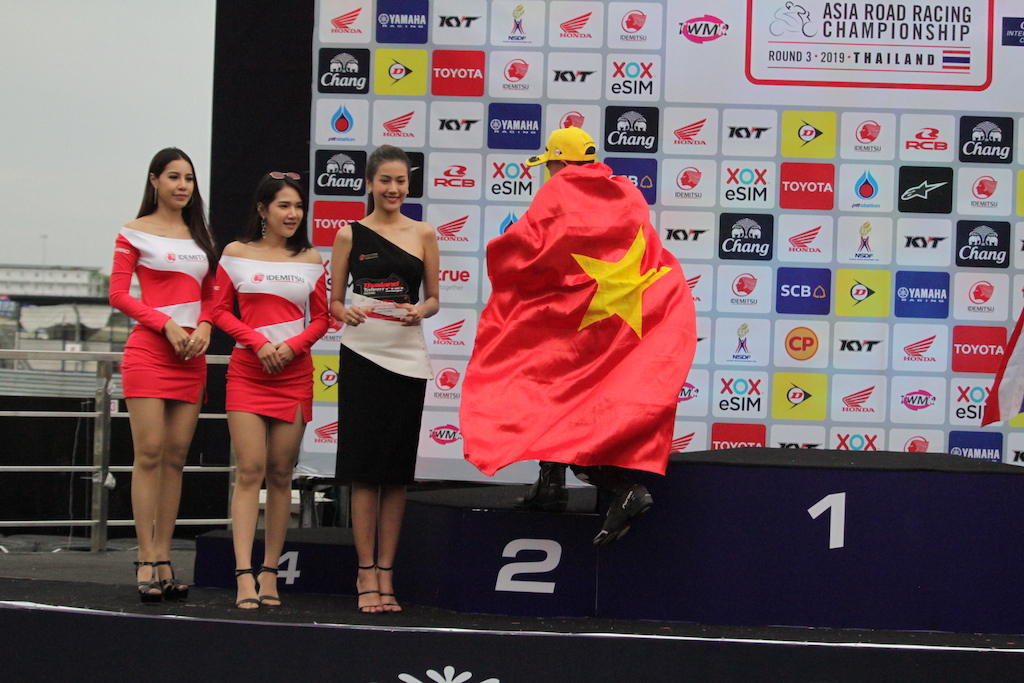 Quốc kì Việt Nam cuối cùng cũng có mặt trên bục cao nhất của giải đua quốc tế