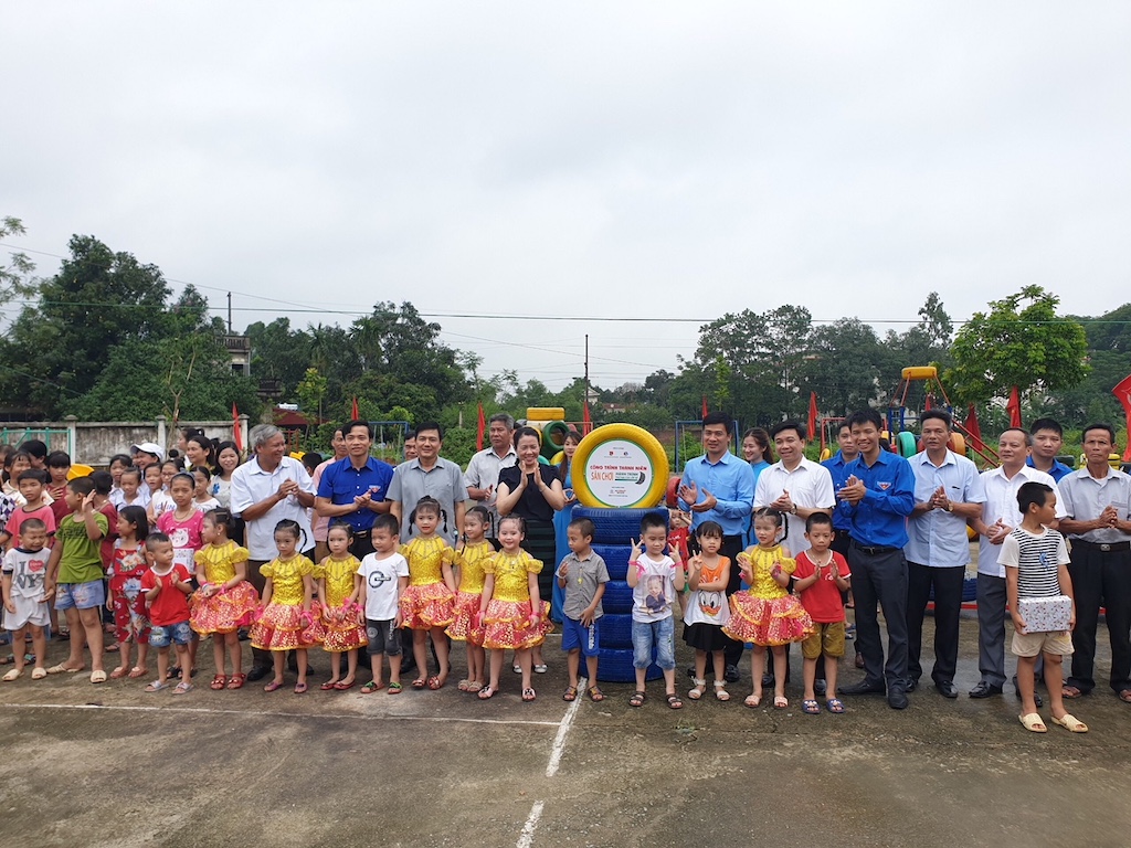 Đại diện Toyota Việt Nam trao tặng sân chơi tại Vĩnh Phúc