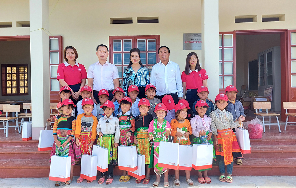 Quy-Toyota-Viet-Nam-va-ca-c--on-vi--ong--hành-trao-tặng-quà-cho-các-em-học-sinhtruong-tieu--hoc-Hang--ong--A---Toyota-Vietnam-Foundation-and-sponsor-present-gifts-for-students-of-Hang-Dong-A-primary-school