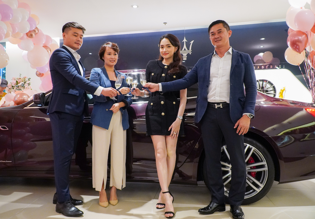 Ông Lê Nguyên Hổ - Giám đốc Kinh Doanh và Tiếp Thị hân hạnh trao chiếc Quattroporte và chúc mừng Hoa Hậu Hương Giang