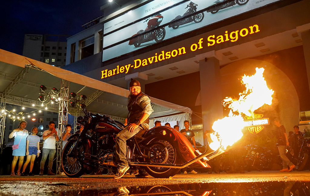 Harley-Davidson-Softail-Slim-nẹt-ra-lửa-của-anh-Phát-Râu,-độc-nhất-saigon