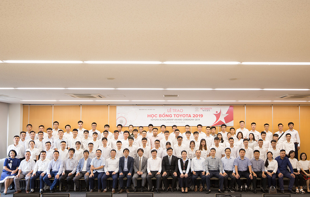 Le-trao-hoc-bong-Ky--thuat-Toyota-nam-20-19_Toyota-Technical-scholarship-2019