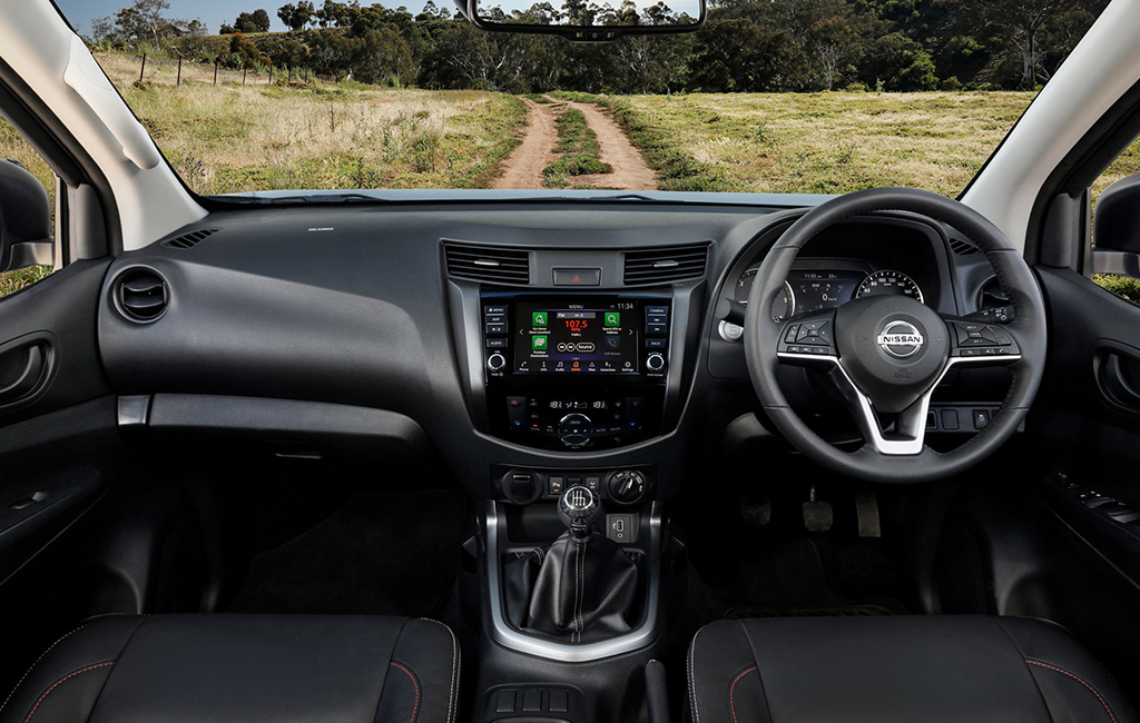 Nội thất thay đổi mới mẻ, Màn hình sau vô lăng 7 inch độ nét cao. Màn hình taplo 8 inch kết nối công nghệ Nissan Connect và kết nối Apple CarPlay/Android Auto tiện dụng.