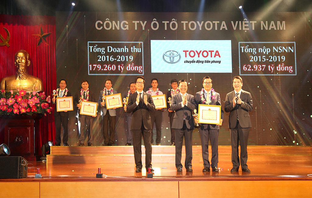 Toyota-Viet-Nam-duoc-vinh-danh-tai-Le-ton-vinh-Nguoi-nop-thue-tieu-bieu-nam-2020---Toyota-Vietnam-was-honored-at-Typical-Taxpayer-Honoring-Ceremony-2020