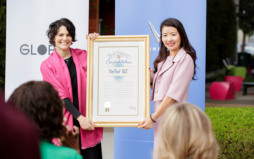 Phó Thị trưởng thành phố Los Angeles Nina Hachigian chúc mừng CEO VinFast Mỹ Nguyễn Thị Vân Anh trong lễ công bố trụ sở tại Mỹ của hãng tại khu vực Playa Vista.
