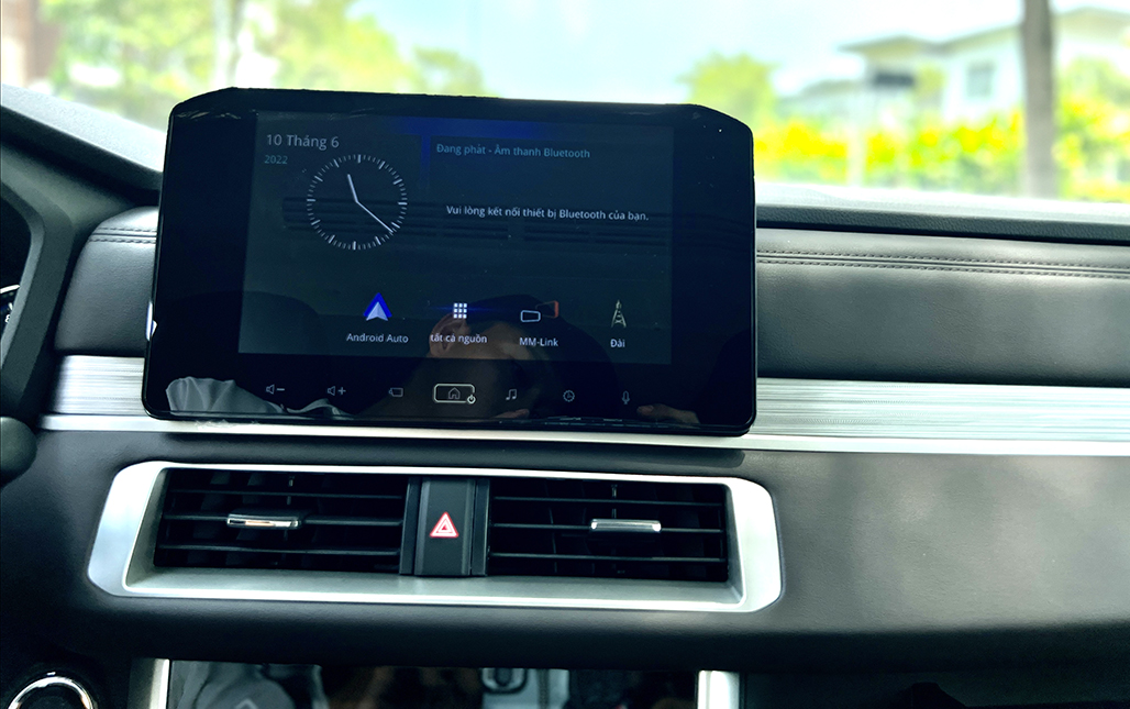 Màn hình giải trí 9-inch thiết kế đẹp mắt, chất lượng hiển thị cao, kết nối  điện thoại thông minh, có tính năng phản chiếu màn hình điện thoại MM-Link cùng các kết nối Apple CarPlay/Android Auto, có tích hợp điều khiển bằng cử chỉ.