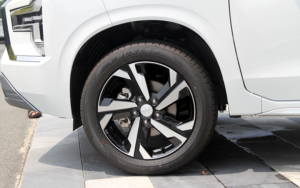 Mâm bánh xe kích thước 17-inch với 2 tông màu và thiết kế không viền ấn tượng