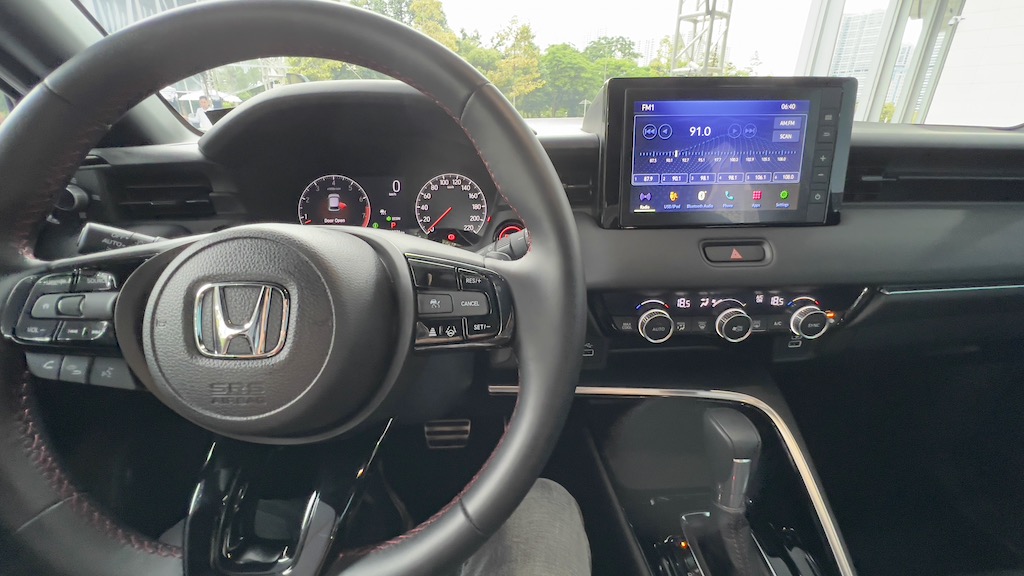 Để thỏa mãn tối đa nhu cầu giải trí của khách hàng, Honda HR-V sử dụng màn hình giải trí 8 inch với độ phân giải cao cùng hệ thống giải trí cho phép kết nối với điện thoại thông minh. Với hệ thống 8 loa (RS), người lái hay hành khách, dù ngồi ở vị trí nào trên xe cũng cảm nhận được không gian âm nhạc đa chiều, sống động, chân thực.