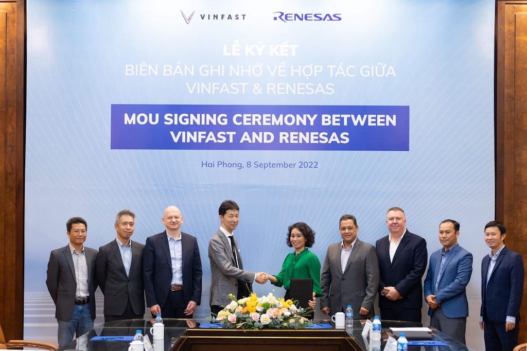 Lễ ký kết hợp tác chiến lược thúc đẩy phát triển công nghệ ô tô điện đã được tổ chức tại nhà máy VinFast tại Hải Phòng, Việt Nam, với sự tham dự của Tổng Giám đốc Toàn cầu của VinFast - bà Lê Thị Thu Thủy, và Tổng Giám đốc của Renesas - ông Hidetoshi Shibata. 