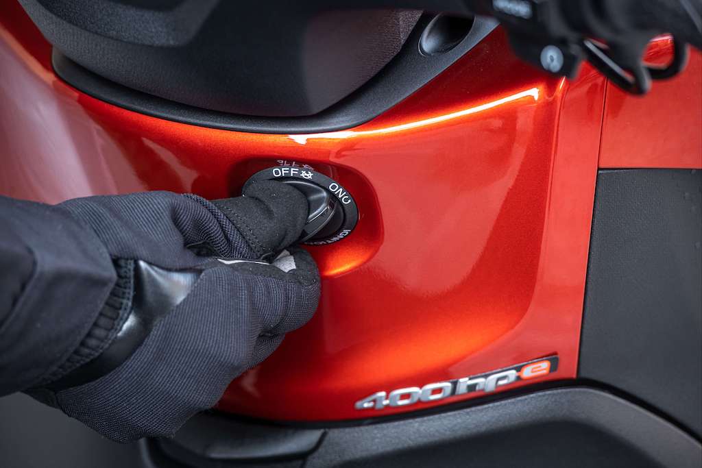 Không còn sử dụng khóa cơ Immobilizer, Piaggio Beverly S 400 HPE ứng dụng công nghệ keyless thông minh, giúp chủ nhân có thể dễ dàng mở/khóa xe, tìm kiếm xe từ xa hay mở cốp tự động. 