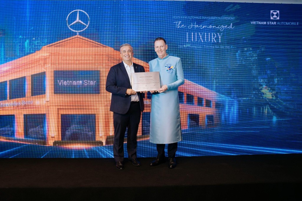 Ông Bradley Kelly – Tổng Giám đốc Mercedes-Benz Việt Nam – trao tặng chứng nhận đại lý ủy quyền chính thức cho ông John Lloyd White - Tổng Giám đốc Vietnam Star Automobile.