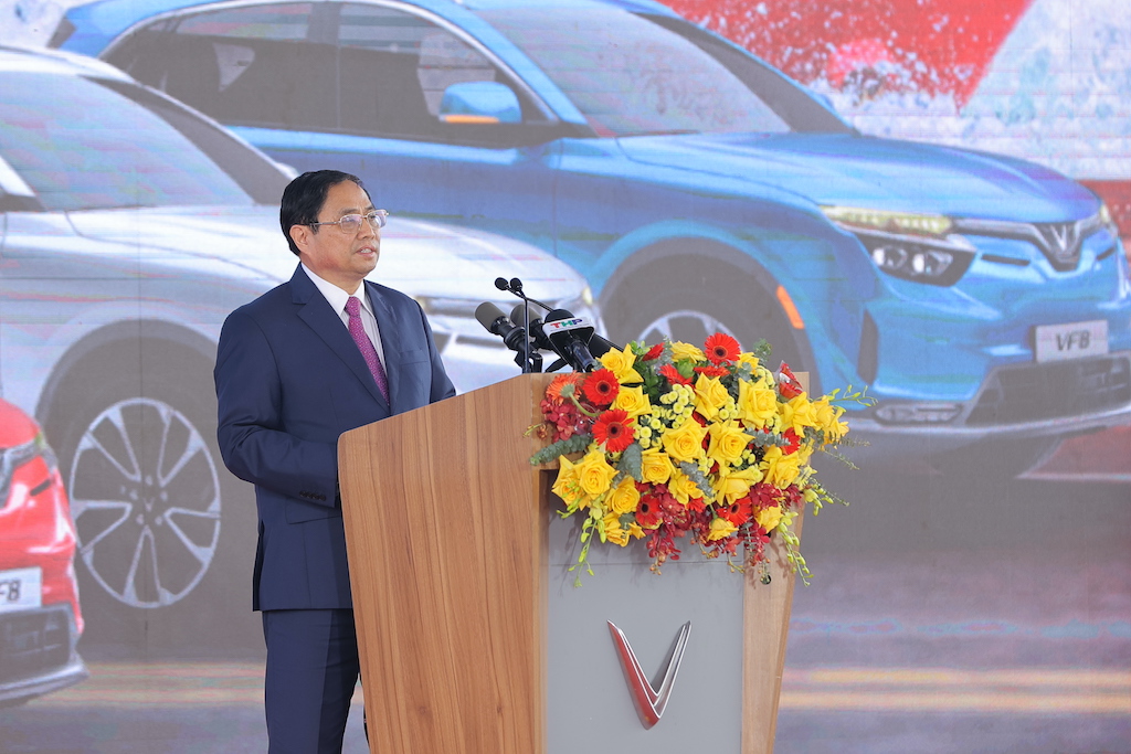 Thủ tướng nhấn mạnh đây là sự kiện đầy ý nghĩa, dấu mốc quan trọng khi lần đầu tiên trong lịch sử, những chiếc ô tô điện sản xuất tại Việt Nam, mang thương hiệu Việt Nam chính thức góp mặt vào thị trường ô tô điện toàn cầu