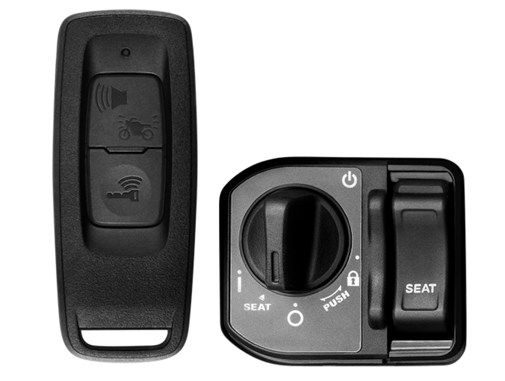 Hệ thống khóa thông minh Honda SMART Key giúp mang lại sự an tâm và tiện ích hơn cho người dùng so với chìa khóa truyền thống. Ở mẫu xe VARIO 160 mới, việc xác định vị trí xe cùng chức năng báo động được tích hợp trên thiết bị điều khiển FOB giúp gia tăng sự tiện lợi và an tâm cho khách hàng khi sử dụng.