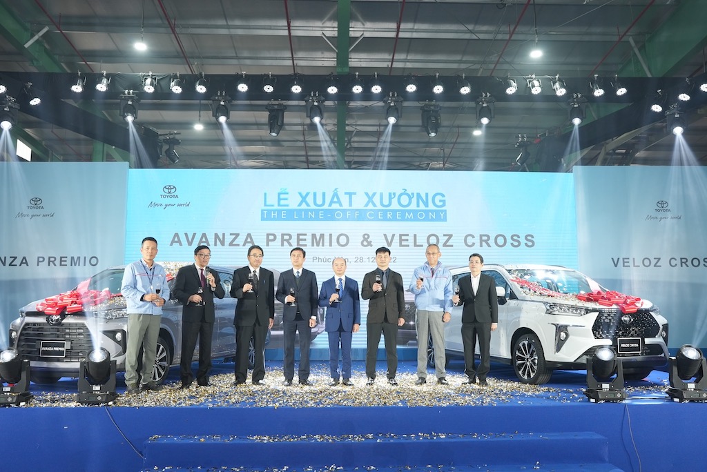Đại diện Toyota Việt Nam cùng các lãnh đạo tỉnh Vĩnh Phúc tham dự lễ xuất xưởng xe Avanza Premio & Veloz Cross
