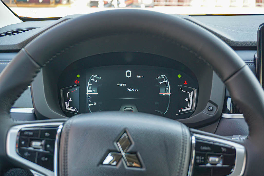 Màn hình hiển thị thông tin lái xe kích thước 8 inch, người lái có thể điều chỉnh hiển thị đồ hoạ theo sở thích riêng.