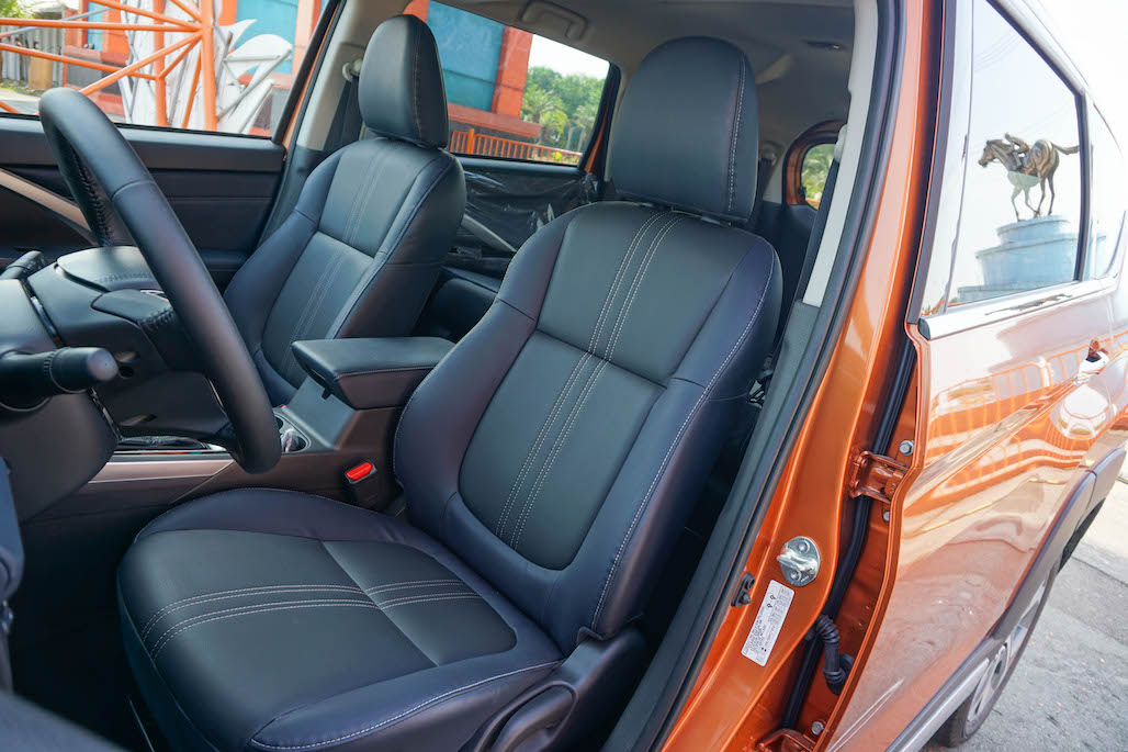Ghế bộc da cao cấp hai tông màu xanh và đen, sử dụng loại da giảm hấp thụ nhiệt giúp xe bớt nóng khi để ngoài nắng