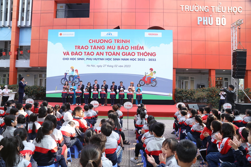 2.4. Honda Việt Nam triển khai chương trình Trao tặng mũ bảo hiểm cho học sinh