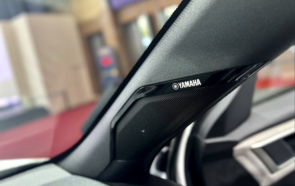 Mitsubishi đã kết hợp với Yamaha để phát triển Hệ thống âm thanh Dynamic Sound Yamaha Premium mang tới trải nghiệm âm thanh sống động. Hệ thống âm thanh này có cấu hình tám loa, gồm loa tweeter mỗi bên ở cột A, loa âm trầm ở cửa trước, và loa đôi đồng trục ở cửa sau. 