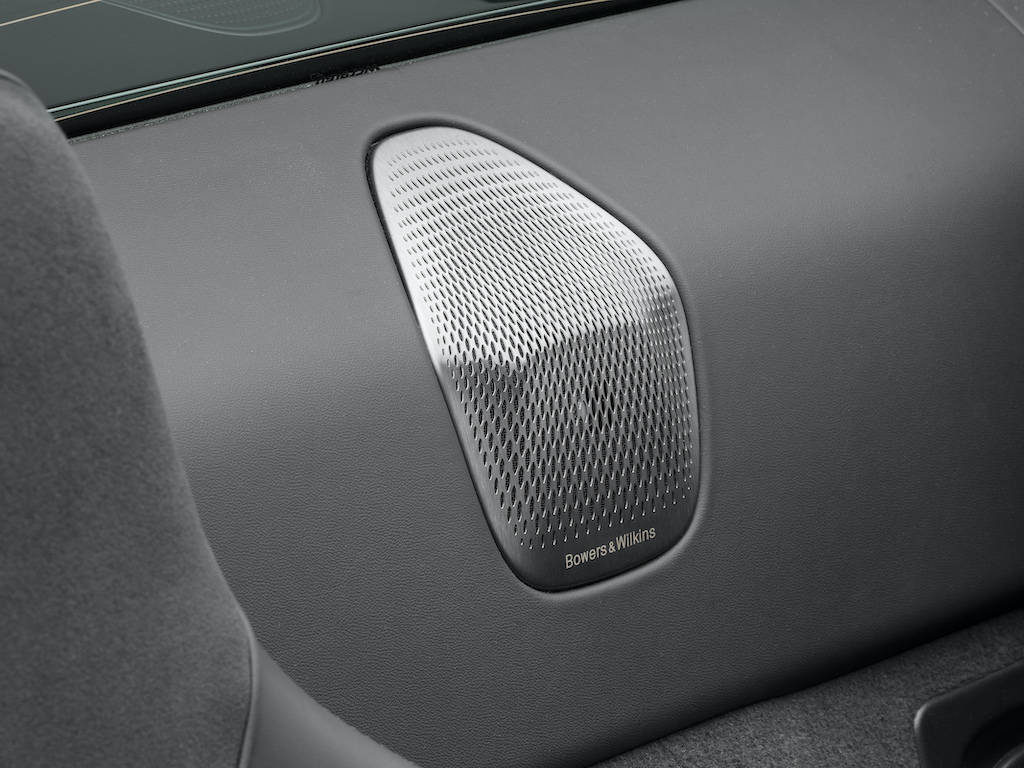 McLaren Artura được trang bị hệ thống âm thanh McLaren năm loa tiêu chuẩn. Hoặc khách hàng có thể chọn chỉ định hệ thống âm thanh vòm 12 loa Bowers & Wilkins nổi tiếng của Artura, hệ thống này chỉ có sẵn trong gói Công nghệ (Technology Pack). Hệ thống này có các loa tầm trung Continuum™ của Bowers & Wilkins để đảm bảo tái tạo chính xác giọng nói và nhạc cụ trong toàn bộ cabin, được bổ sung bởi loa tweeter Nautilus™ Aluminium Double Dome để mang lại âm thanh rõ ràng hơn ở tần số cao. Artura Spider còn có thêm một loa trung tâm phía sau để tối ưu hóa các yêu cầu về âm thanh dành riêng cho xe mui trần. 