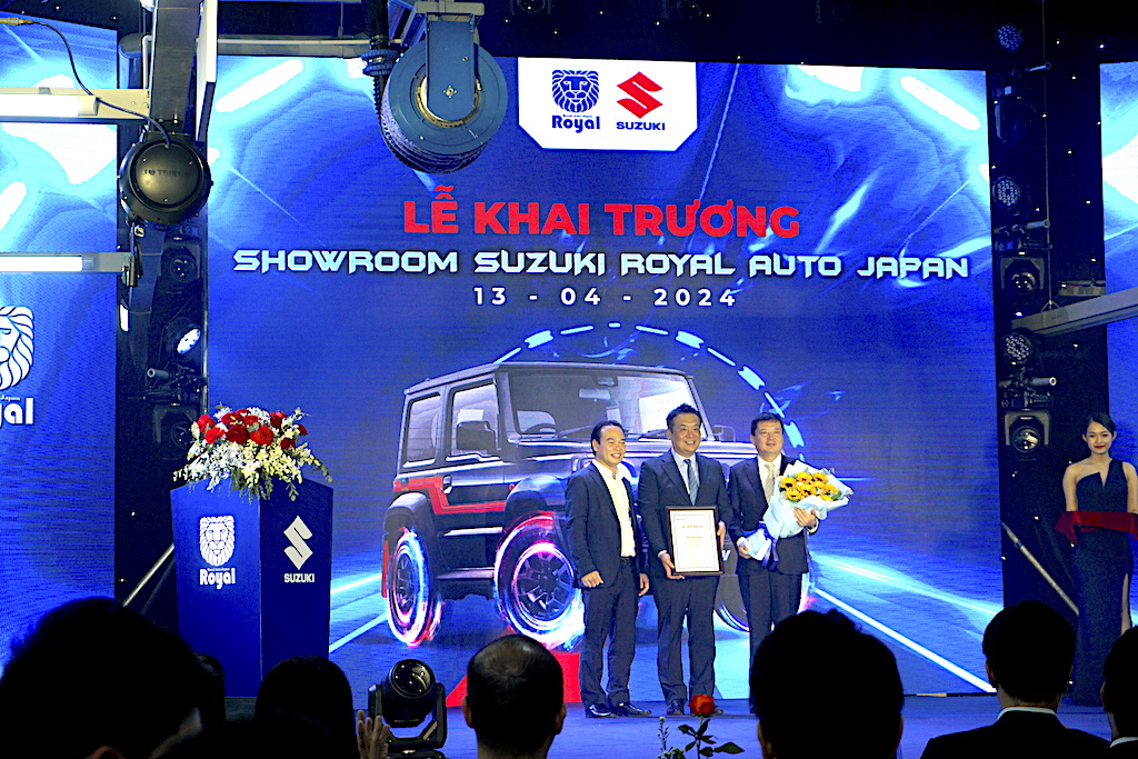 Ông Nakata - GĐ Suzuki Royal Auto Japan (giữa)