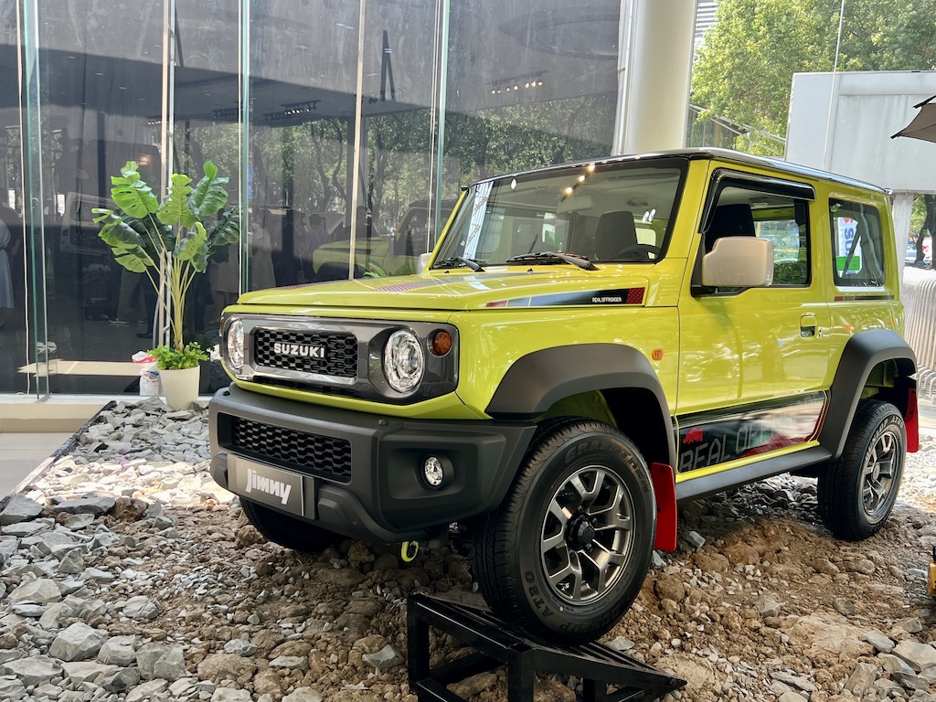 Suzuki Jimny ra mắt khách Việt, giá bán từ 789 triệu đồng
