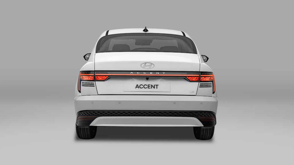 Phần đuôi All New Accent cũng đem đến vẻ hiện đại thời thượng với dải đèn LED kéo dài hết chiều rộng tương tự phần đầu xe. Đèn lùi và báo rẽ được đặt ở vị trí tách biệt. Cản sau tạo hình hoa văn kim cương, tạo nên vẻ lịch lãm cho xe. 