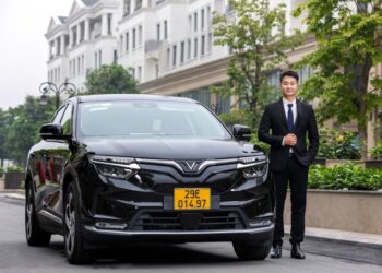 Tỷ phú Phạm Nhật Vượng dừng hoàn toàn dịch vụ taxi Xanh SM Luxury bằng xe VinFast VF 8